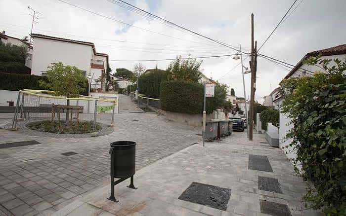 Plaza rehabilitada con mobiliario urbano y zonas verdes en Barcelona