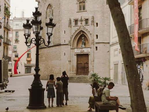 Fachada gótica de la Iglesia de Santa María del Mar en el Born con farola antigua al frente
