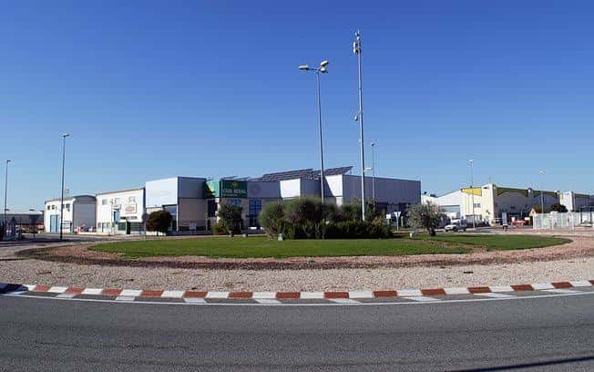 Entrada principal del polígono con rotonda y edificios industriales al fondo