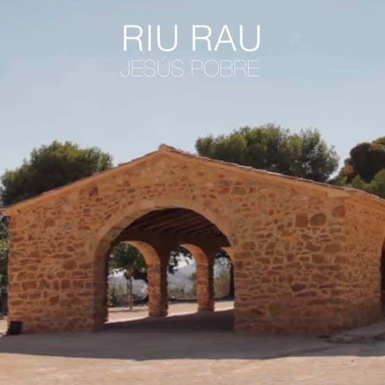 Fachada principal del Riurau en Jesús Pobre, Dénia, con estructura de piedra y arcos abiertos