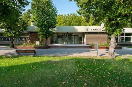 Fachada principal del edificio del Club Deportivo Somontes rodeado de jardines