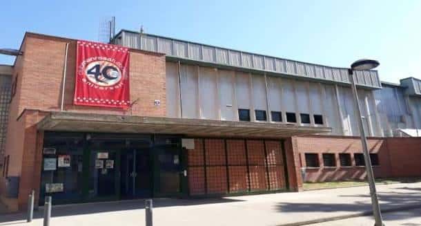 Vista exterior del Pavelló Municipal del Pujolet con una gran pancarta roja