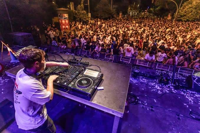 Concierto nocturno en Avinguda del Parc con DJ y multitud de asistentes