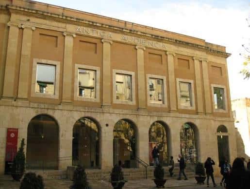 Vista frontal de la Antiga Audiència en Tarragona con su fachada neoclásica y arcos en la planta baja