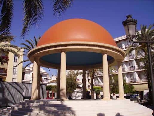Vista diurna de la Plaza Antonia Guerrero con su característica cúpula naranja y columnas