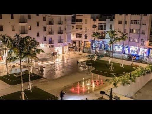 Plaza Antonia Guerrero iluminada por la noche con fuentes decorativas y palmeras
