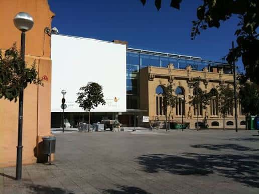 Vista exterior del Museo del Gas en Sabadell con fachada moderna y antigua
