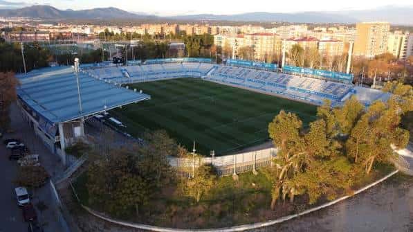 Vista aérea del Estadi Municipal de la Nova Creu Alta con gradas azules y campo de fútbol