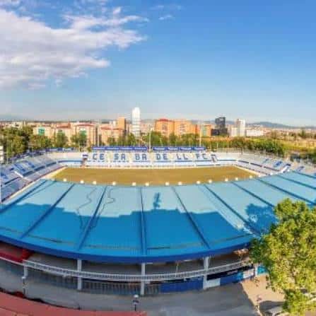 Plano general del estadio desde arriba mostrando la cubierta azul y el entorno urbano