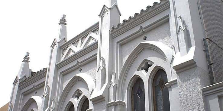 Fachada de la iglesia con detalles arquitectónicos góticos