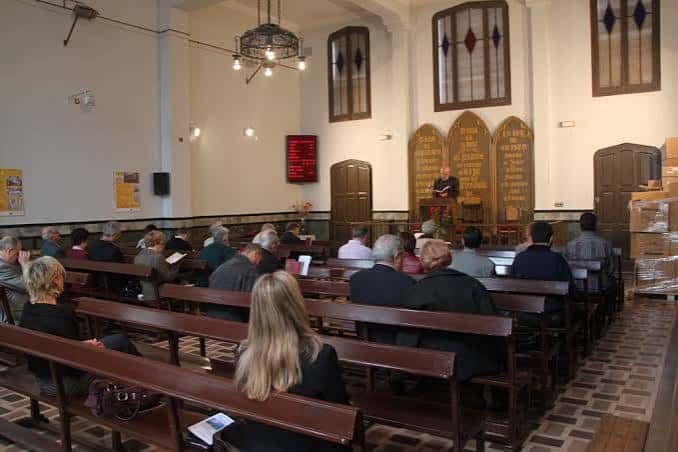 Interior de la iglesia durante un servicio religioso