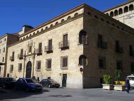 Vista exterior del Palacio de Garcigrande en Salamanca con fachada de piedra y balcones