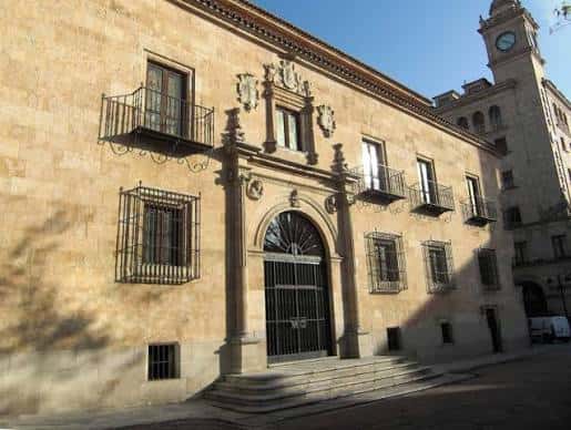 Detalle de la entrada principal del palacio con escudo y columnas