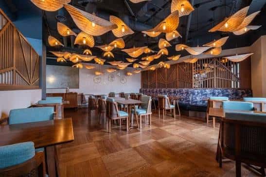 Sala de comedor principal con iluminación decorativa en forma de hojas
