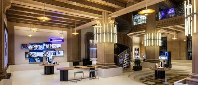 Interior del Espacio Movistar mostrando el área de recepción y la escalera principal