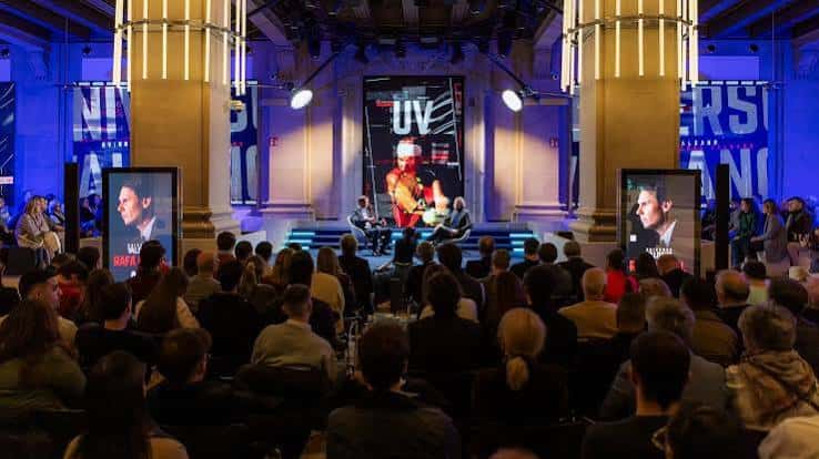 Evento en el auditorio del Espacio Movistar con público y escenario iluminado