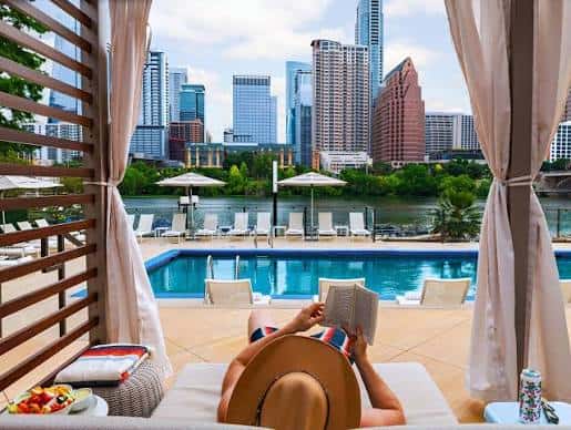 Vista relajante desde la piscina del Hyatt Regency Austin con el skyline de la ciudad al fondo