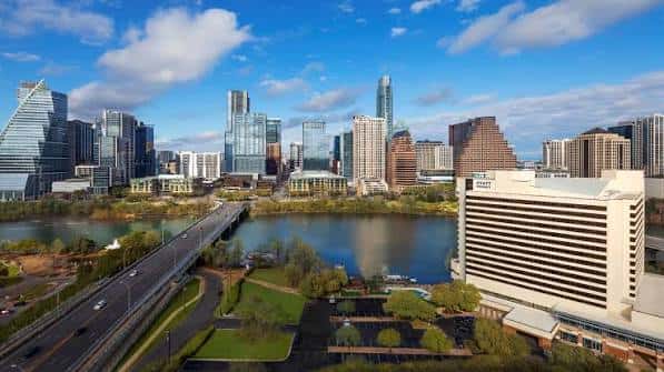 Panorámica aérea del Hyatt Regency Austin junto al río Colorado en Austin