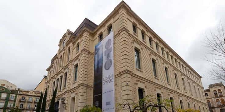 Vista lateral del edificio del IVAM CADA Alcoi con un cartel de exposición colgado