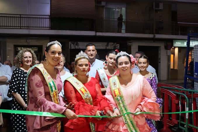 Cortejo de reinas cortando la cinta en la inauguración