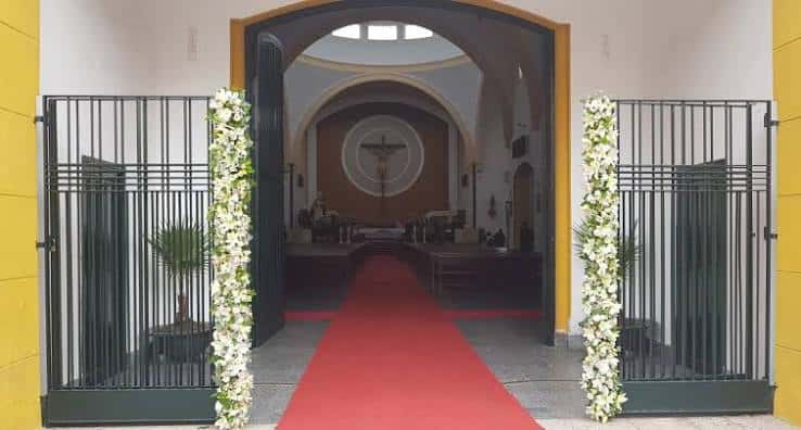 Vista del interior de la Parroquia de San Agustín en Linares, con alfombra roja y decoración floral para eventos