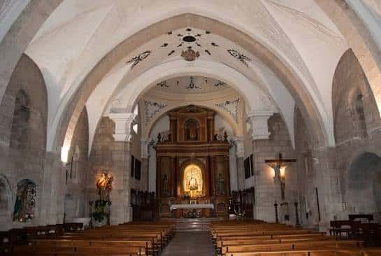 Interior de la Iglesia de San Vicente en Zamora con bóvedas y altar principal
