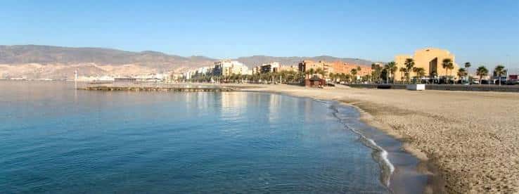 Panorámica de la Playa de la Térmica con el espigón al fondo