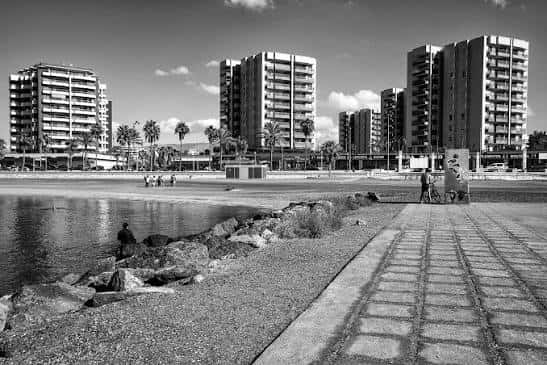 Espigón de la Térmica frente a los edificios residenciales de Almería