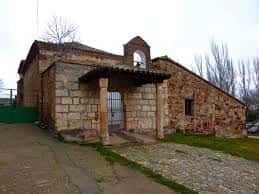 Vista exterior de la Ermita de Nuestra Señora de la Peña de Francia con su fachada de piedra y campanario