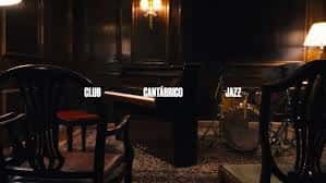 Escenario de jazz en el interior del Club Cantábrico con piano y sillas