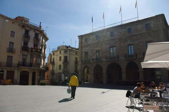 Plaza Mayor de Manresa con personas sentadas en terrazas bajo el sol