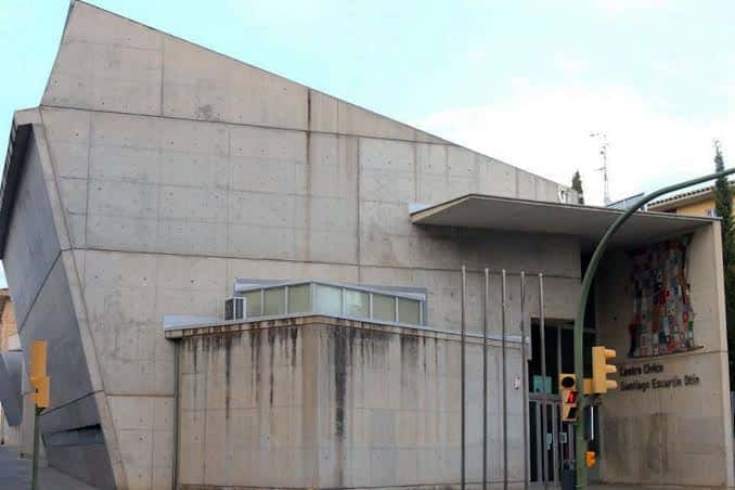 Fachada principal del edificio con su distintivo diseño arquitectónico