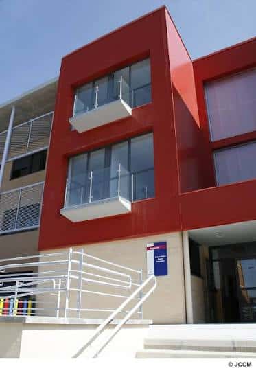 Fachada exterior del CEIP Ciudad Encantada con detalles arquitectónicos modernos