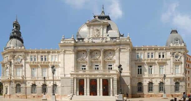 Fachada principal del Palacio Consistorial de Cartagena con arquitectura neoclásica y cúpula central