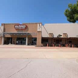 Vista exterior del cine Alamo Drafthouse Slaughter Lane en Austin