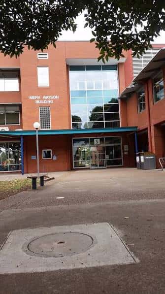 Entrada principal del Merv Watson Building en el campus de Tighes Hill