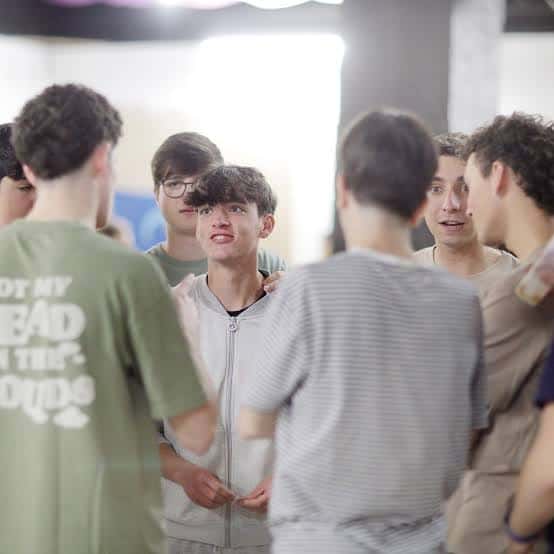 Grupo de jóvenes reunidos en círculo durante una actividad cultural