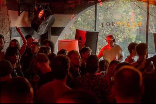 Público disfrutando de un evento musical en High Club Room