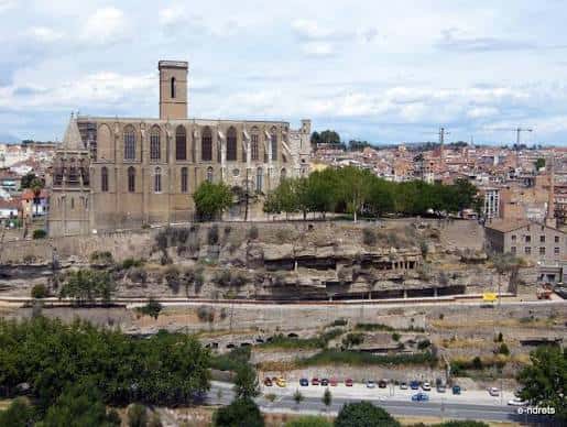 Vista panorámica del Parc de la Seu con la Basílica en primer plano