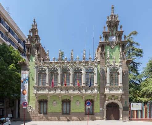 Fachada principal del Museo de la Cuchillería con arquitectura modernista y banderas