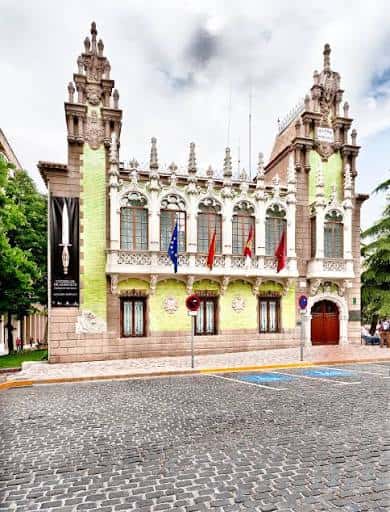 Vista exterior del edificio histórico en día nublado, mostrando su diseño ornamental