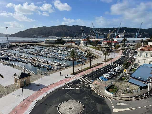 Vista panorámica del puerto deportivo y la calle Cartagena en Ferrol