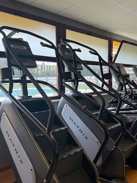 Sala de entrenamiento con máquinas escaladoras Matrix