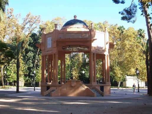 Vista frontal del templete de música en el Parque Ribalta
