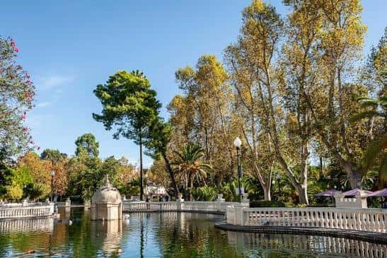 Paisaje del lago con la fuente y el templete al fondo