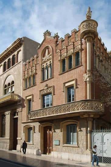 Fachada principal de la Casa Rull en Reus con detalles arquitectónicos modernistas