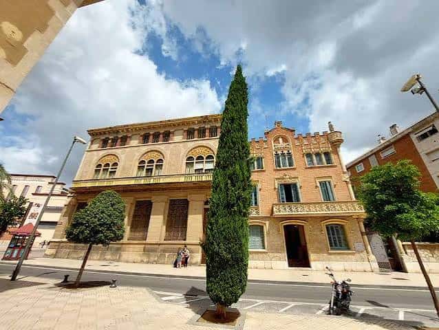 Vista panorámica de la Casa Rull y el edificio adyacente desde la calle
