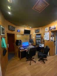Interior del estudio de grabación La Bodega con equipo profesional y decoración en madera