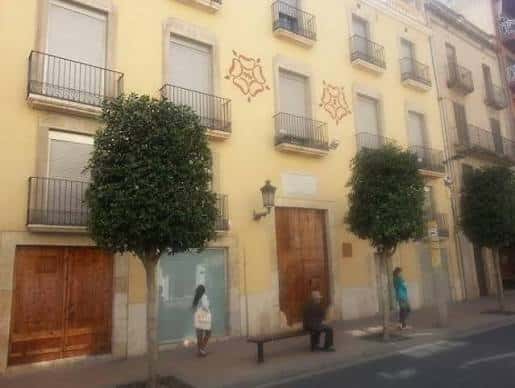Vista frontal del edificio del centro con entrada principal y detalles arquitectónicos
