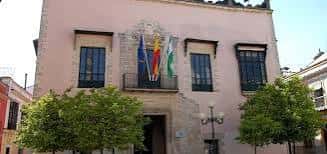 Fachada principal del Centro Andaluz de Documentación del Flamenco con banderas y entrada central